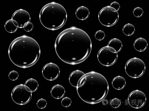 黑色背景上的逼真白色透明肥皂气泡