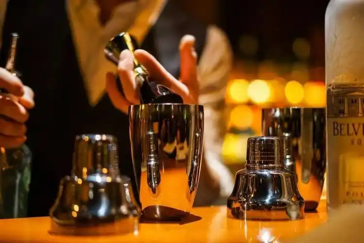 酒吧什么红酒最好喝 酒吧一般配红酒的什么酒