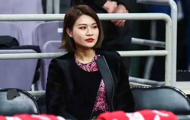 阿的江女儿阿迪娜,李根妻子现身新疆主场,女神级容颜征服观众!